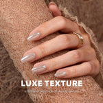 Champagne Dawn Kilau Chrome — Almond Pendek, manikur berkilau warna champagne yang diletakkan di atas renda berwarna beige | SHANGMENG®