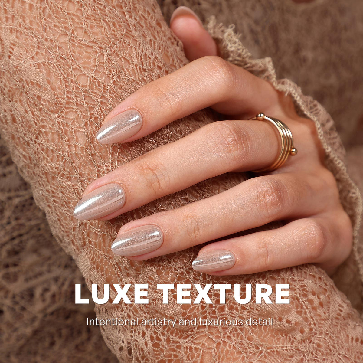 Champagne Dawn Kilau Chrome — Almond Pendek, manikur berkilau warna champagne yang diletakkan di atas renda berwarna beige | SHANGMENG®