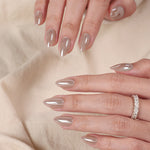 Champagne Dawn Kilau Chrome — Almond Pendek, manikur berkilau warna champagne yang ditata di atas sweter rajut berwarna krem | SHANGMENG®