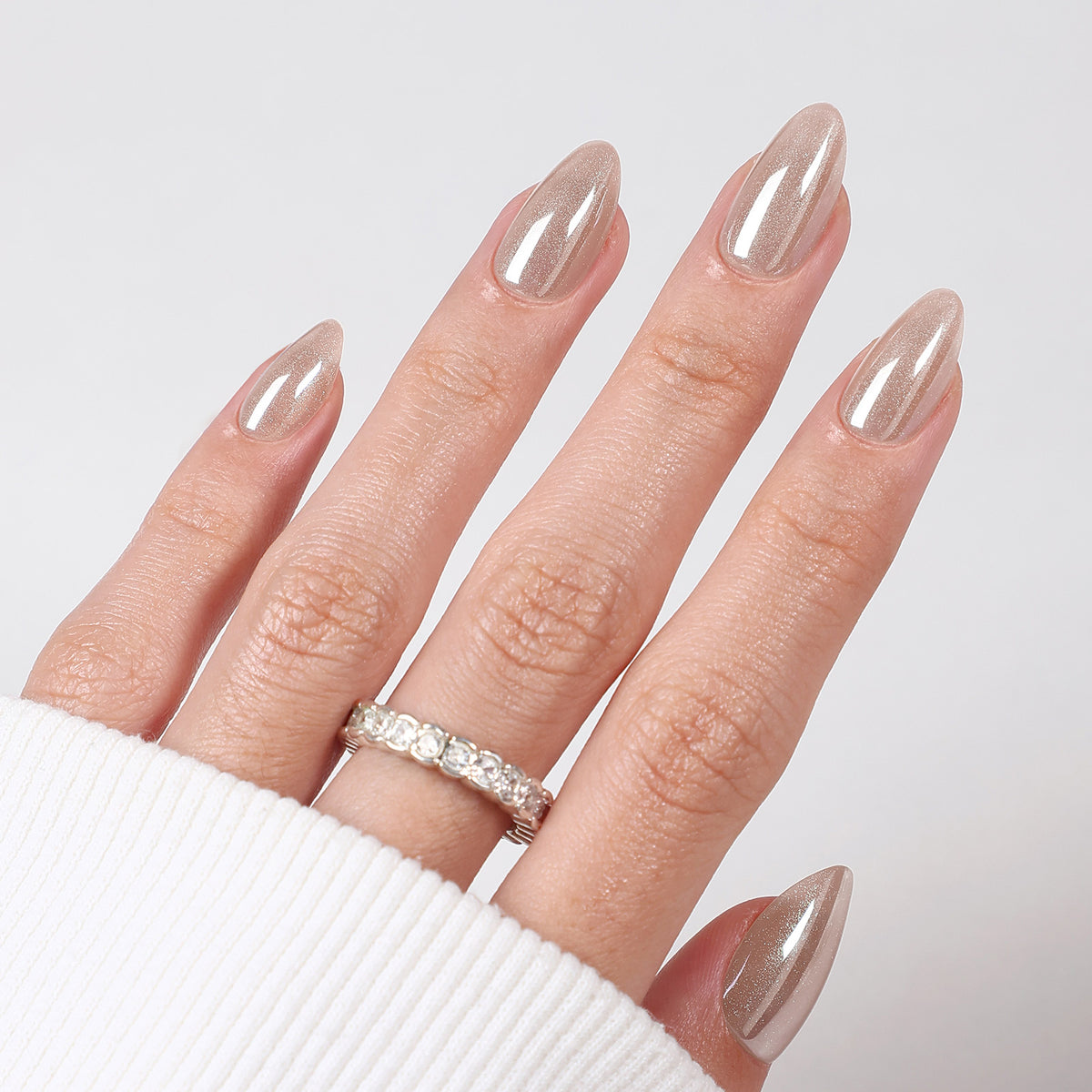 Champagne Dawn Kilau Chrome — Almond Pendek tampilan dekat satu kuku dengan pola kilau sampanye nude | SHANGMENG®