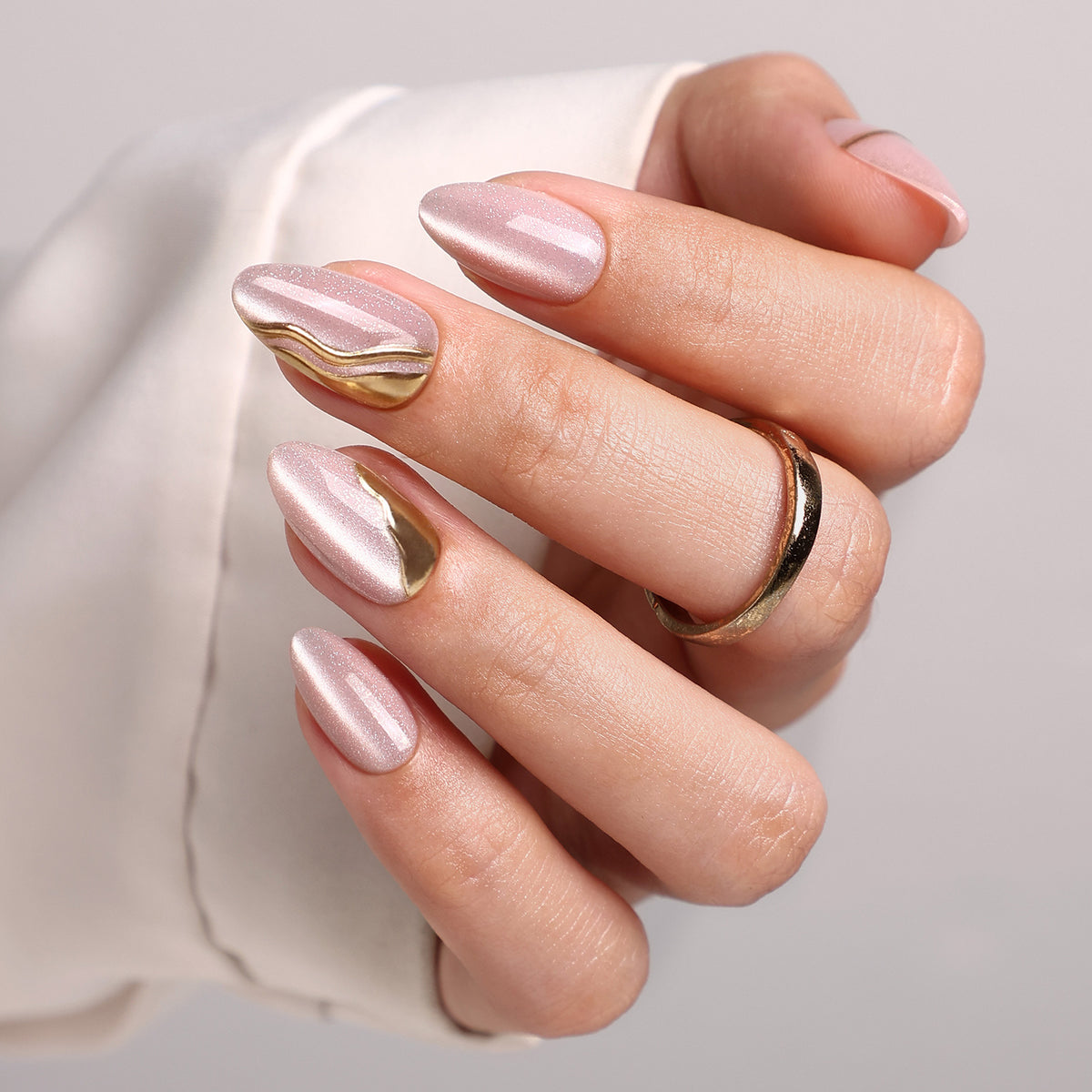 Champagne Muse Cat Eye 3D Short Almond Press-On Nails hand model detail | SHANGMENG®