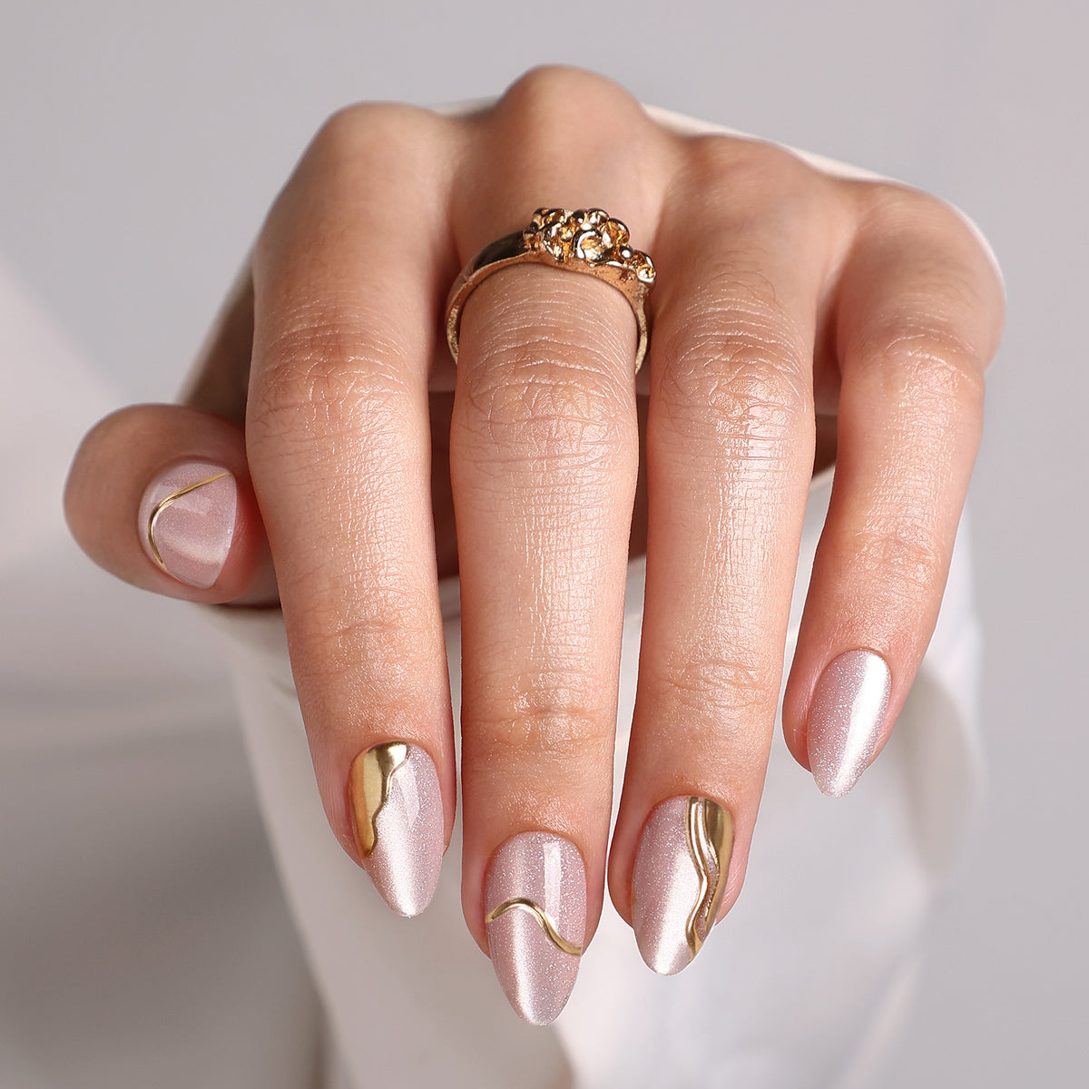 Champagne Muse Cat Eye 3D Short Almond Press-On Nails main hand model view | SHANGMENG®