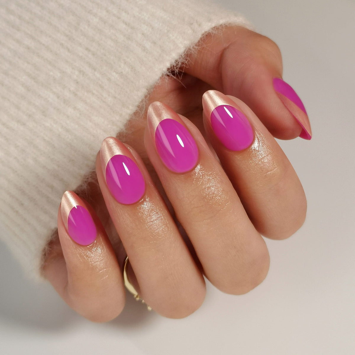 Gambar produk kuku press-on French Tip Chrome Rose Gold berbentuk almond pendek 7 | SHANGMENG®