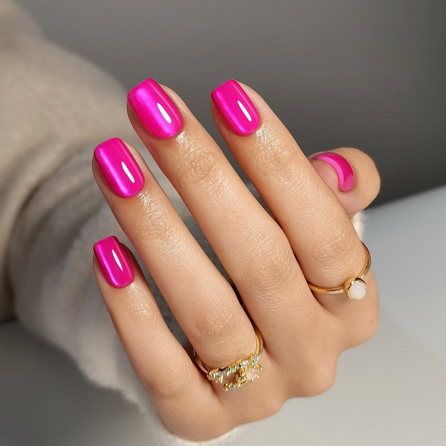 Weiche Gelnägel in Hot Pink mit Katzenaugen-Design