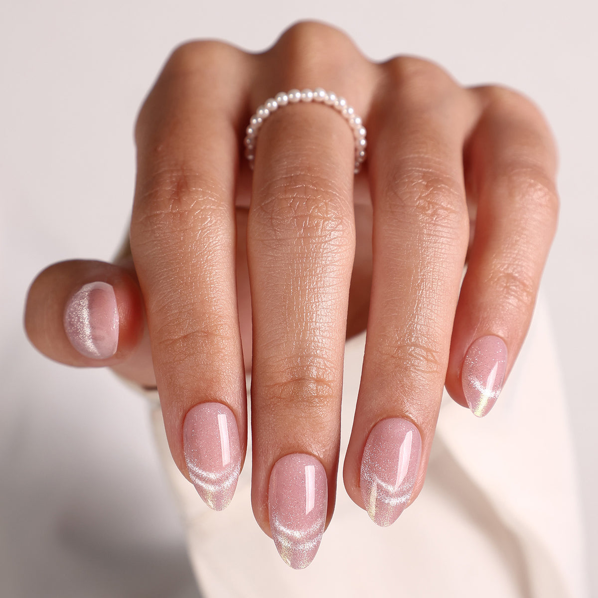 First Kiss Cat eye con contorno rosa — Mandorla corta, vista principale sulla mano | SHANGMENG