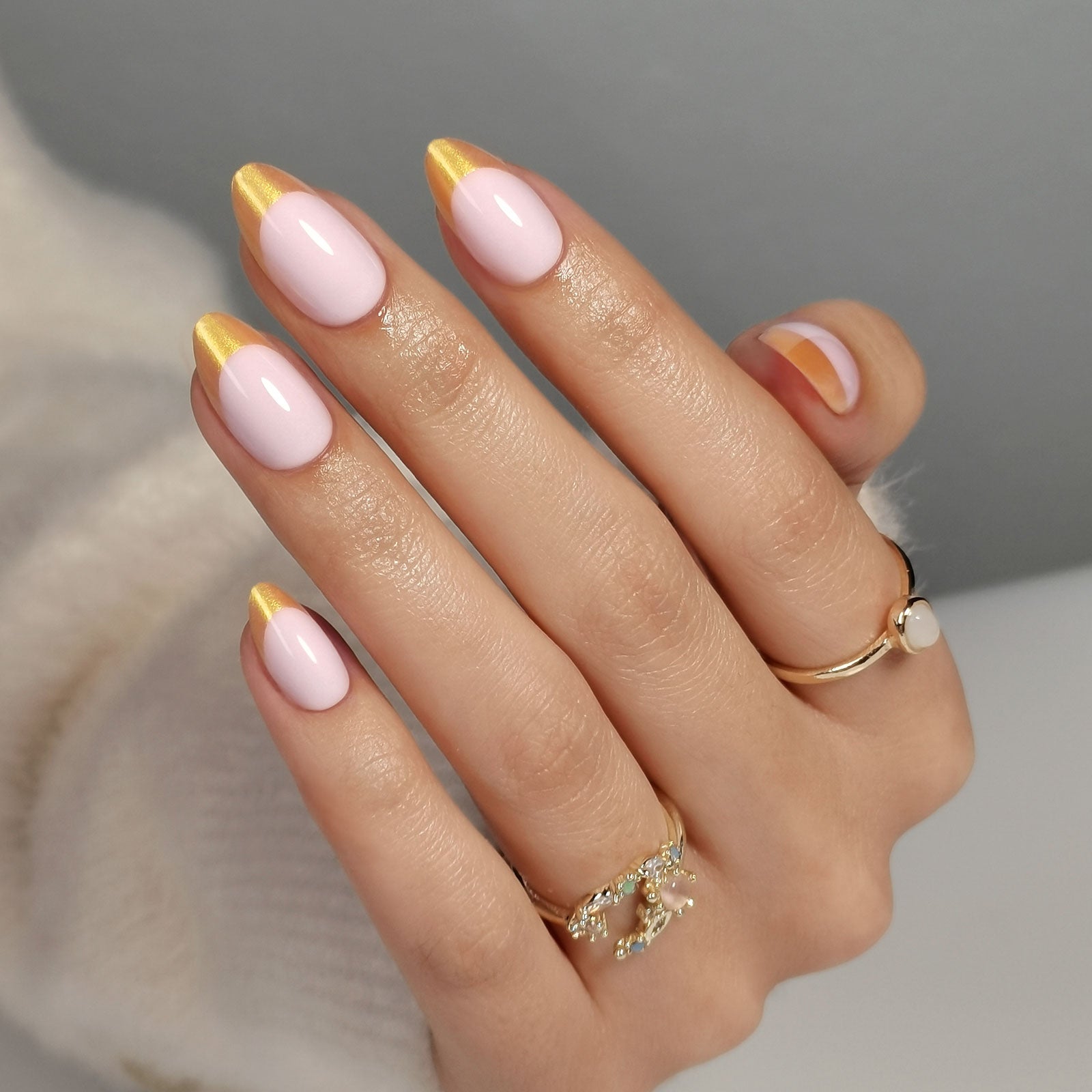 French Lilac Pink Almond Reusable Soft Gel Press-On Nails hand model detail | SHANGMENG®