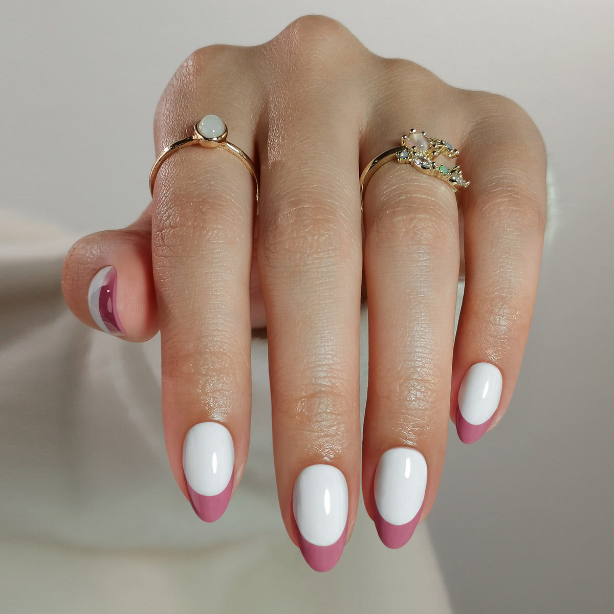 Frost Rose Puntas francesas — Almendra corta, vista frontal de la mano con el puño cerrado | SHANGMENG®
