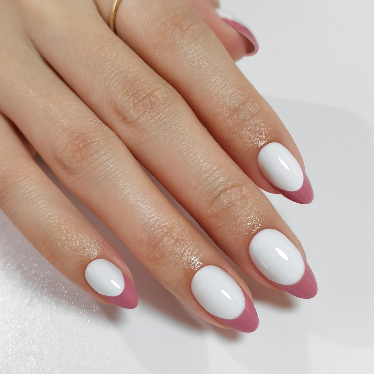 Frost Rose Puntas francesas — Almendra corta primer plano lateral de la mano | SHANGMENG®