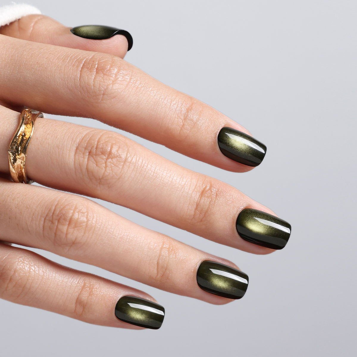 Gilded Noir Cat Eye Black Gold Short Square Press-On Nails angled hand close-up with ring | SHANGMENG®