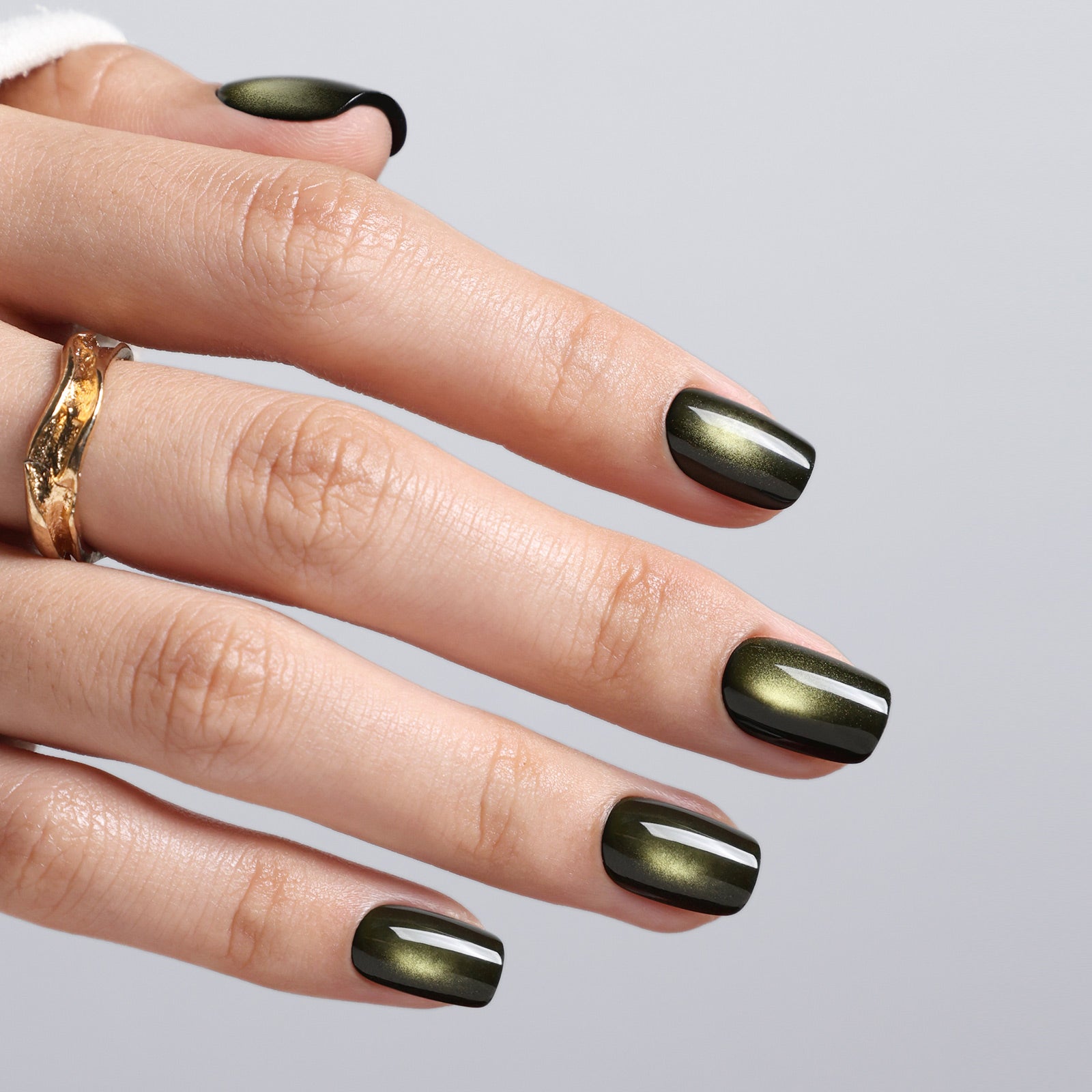Gilded Noir Cat Eye Black Gold Short Square Press-On Nails angled hand close-up with ring | SHANGMENG®