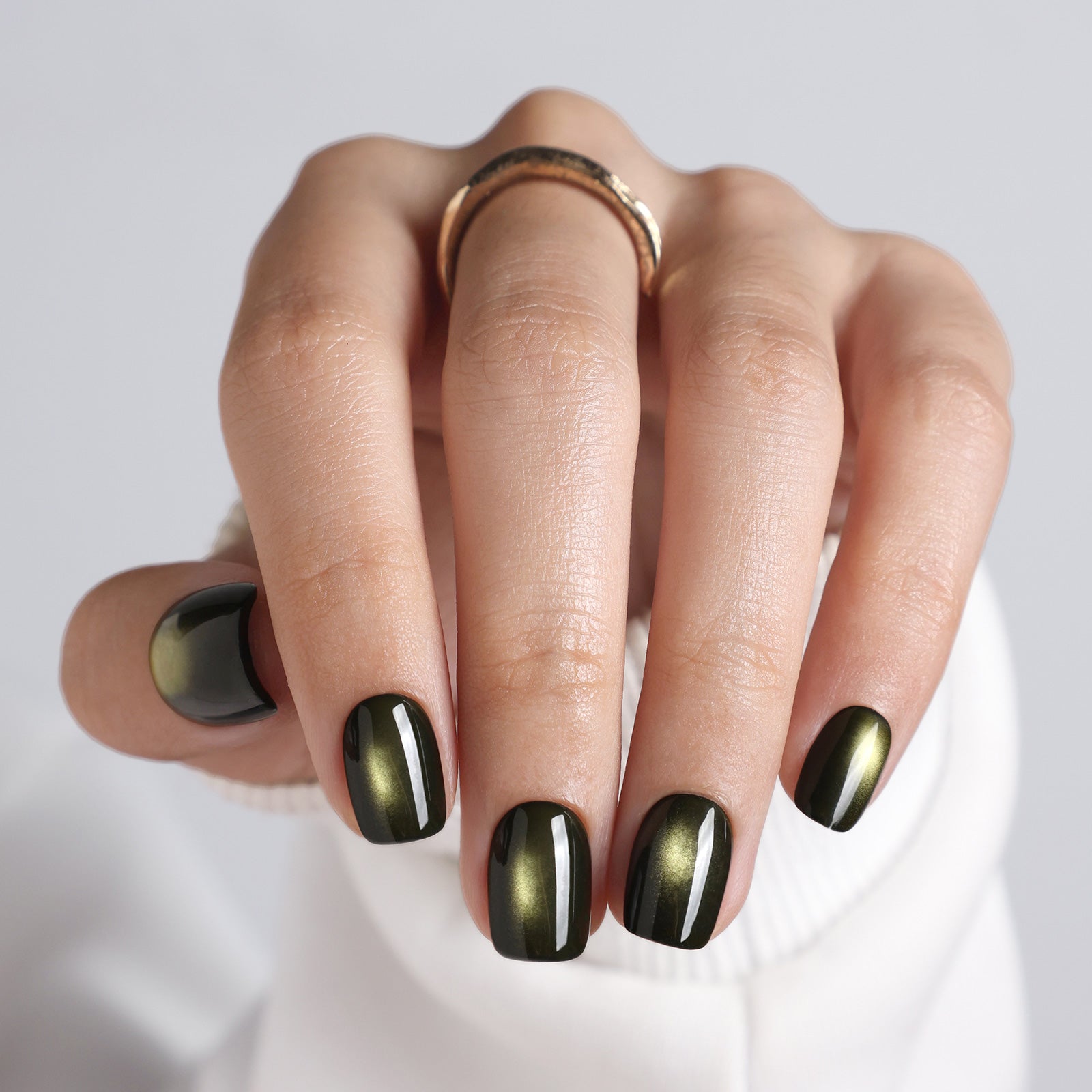 Gilded Noir Cat Eye Black Gold Short Square Press-On Nails main hand model view | SHANGMENG®