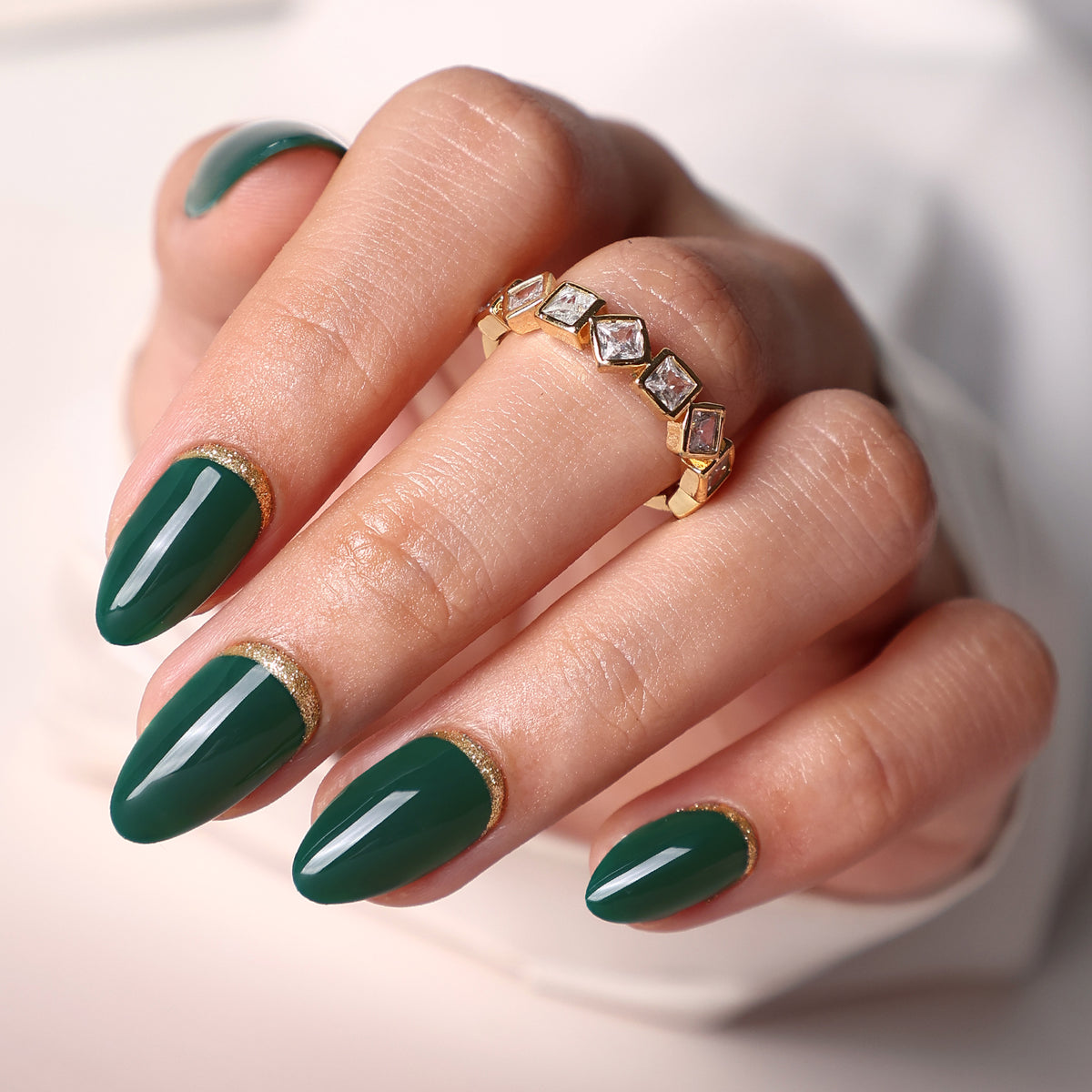 Emerald Muse unhas press-on amendoadas com glitter: vista angulada da mão mostrando a curvatura | SHANGMENG®