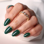 Emerald Muse unhas press-on amendoadas com glitter: vista angulada da mão mostrando a curvatura | SHANGMENG®