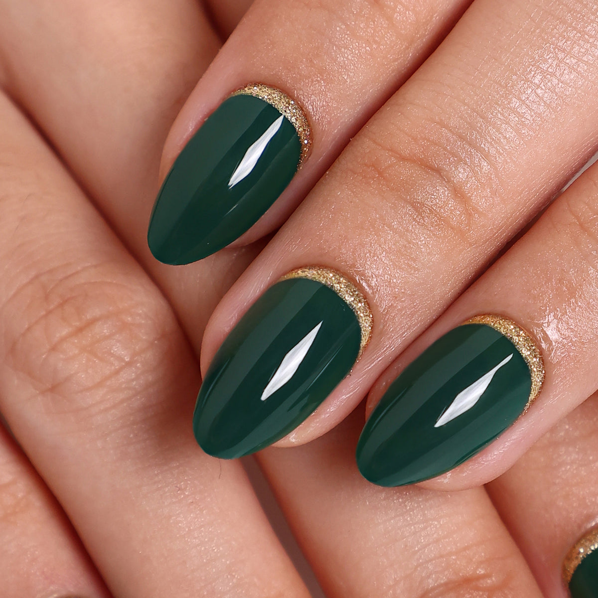 Emerald Muse unhas press-on amendoadas com glitter: close do acabamento, glitter esmeralda ponta dourada | SHANGMENG®