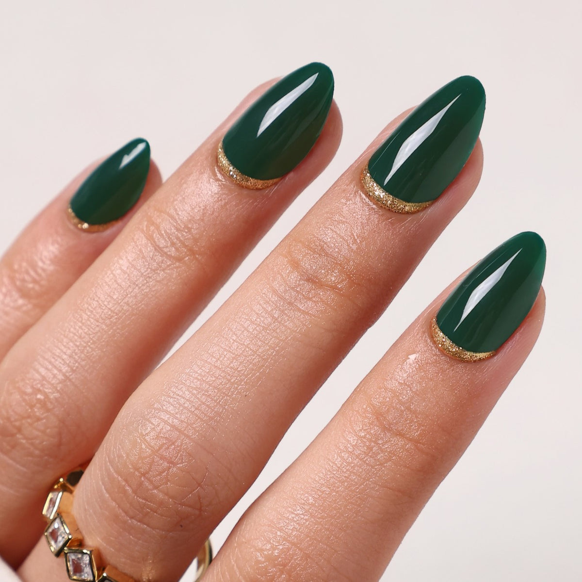 Emerald Muse unhas press-on amendoadas com glitter: vista principal em leque, glitter esmeralda ponta dourada | SHANGMENG®
