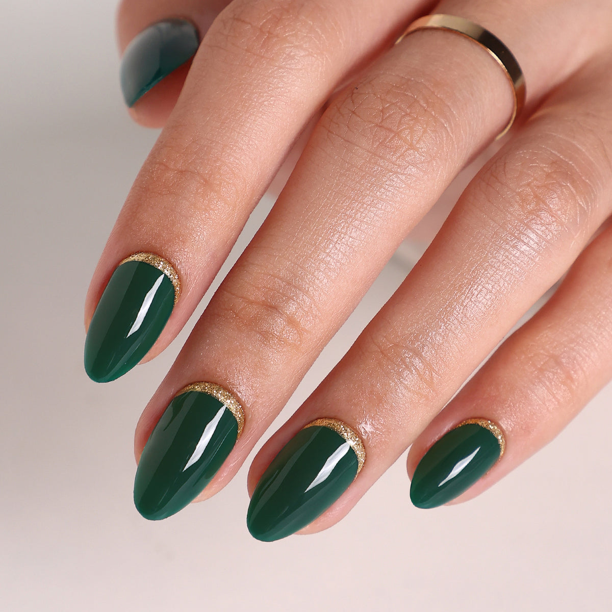 Emerald Muse unhas press-on amendoadas com glitter: vista ampla em leque, glitter esmeralda | SHANGMENG®