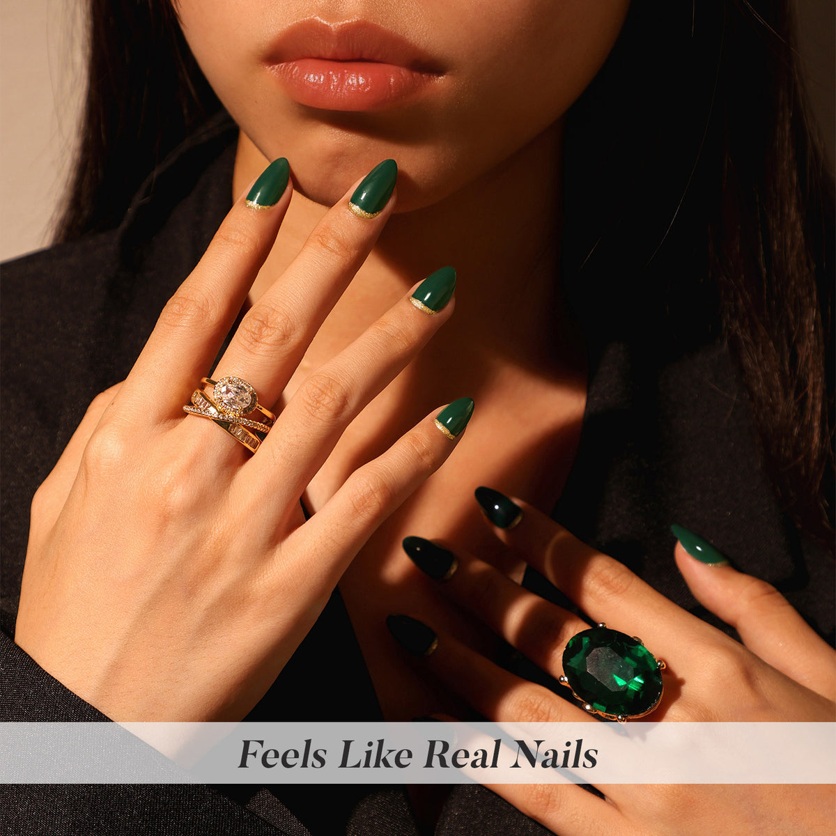 Emerald Muse unhas press-on amendoadas com glitter: cena de estilo de vida com texto da marca | SHANGMENG®
