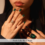 Emerald Muse unhas press-on amendoadas com glitter: cena de estilo de vida com texto da marca | SHANGMENG®