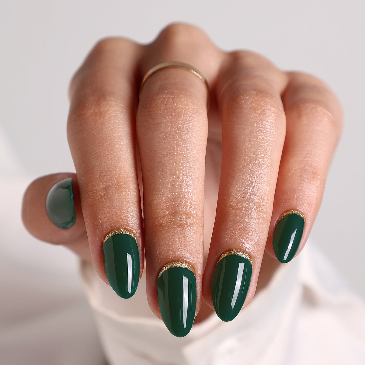 Emerald Muse unhas press-on amendoadas com glitter: vista principal da mão, kit completo | SHANGMENG®