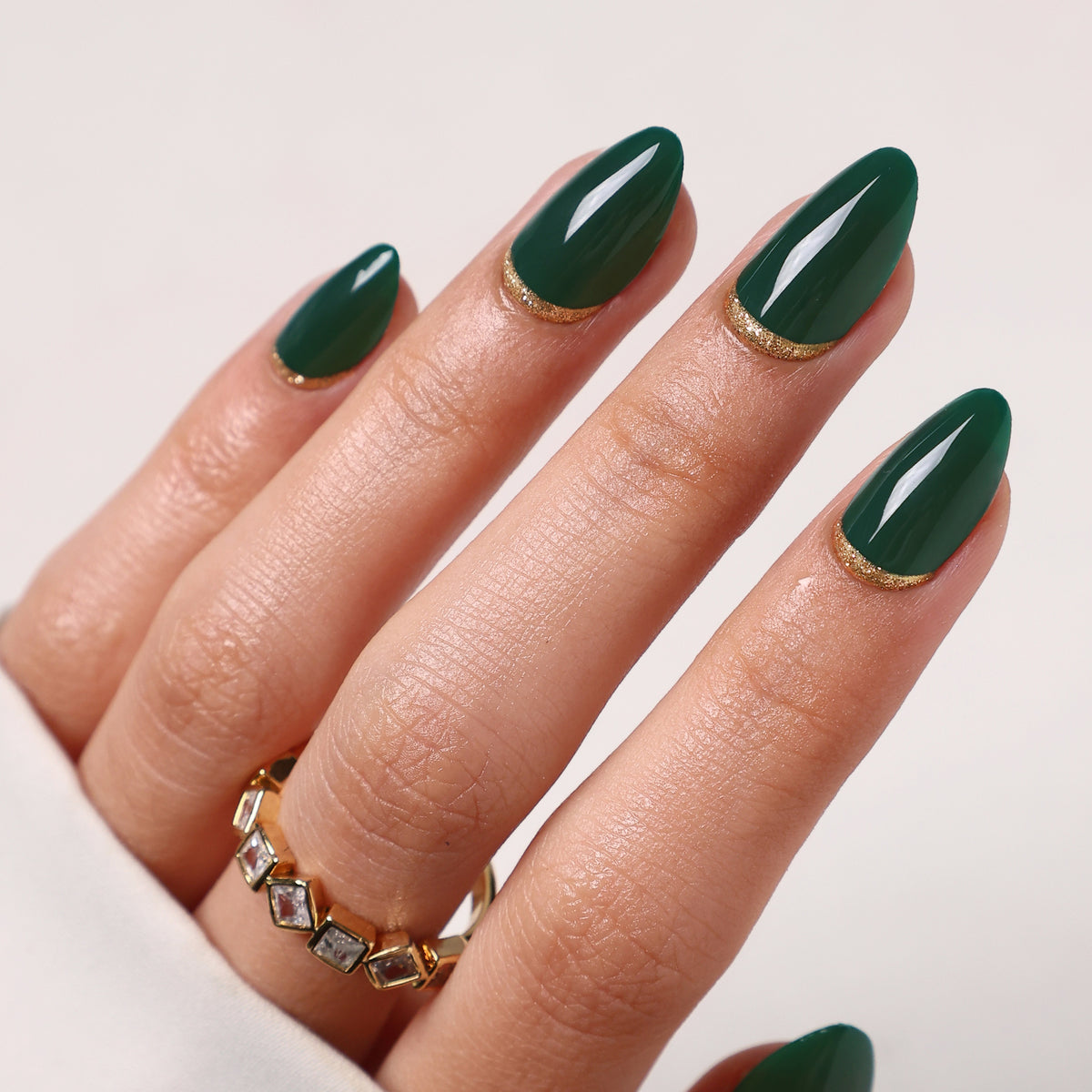 Emerald Muse unhas press-on amendoadas com glitter: vista superior da mão em luz natural | SHANGMENG®