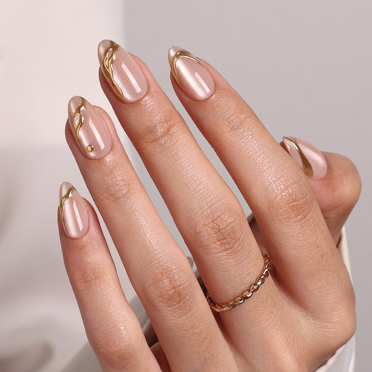 Gold Carving Cat Eye 3D Short Almond Press-On Nails hand model detail | SHANGMENG®