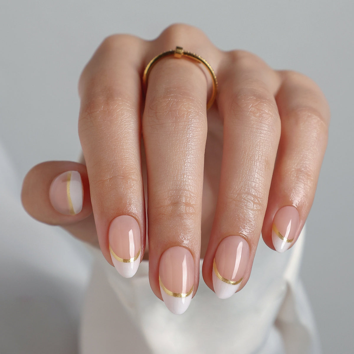 Golden Silk Gold Ribbon — Short Almond on hand front view | SHANGMENG®