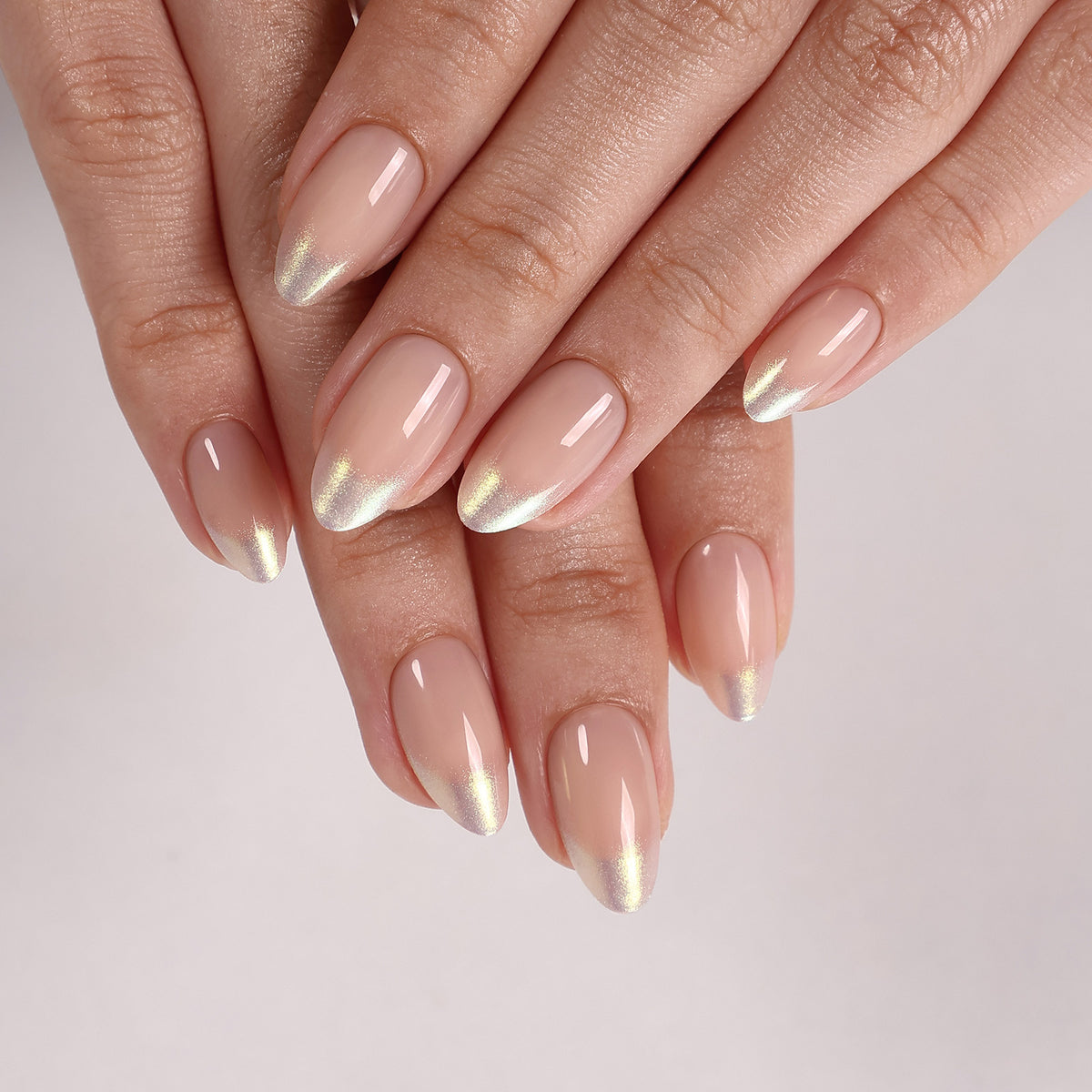 Auric Blush Puntas francesas doradas — Almendra corta, vista del producto en la mano 1 | SHANGMENG®