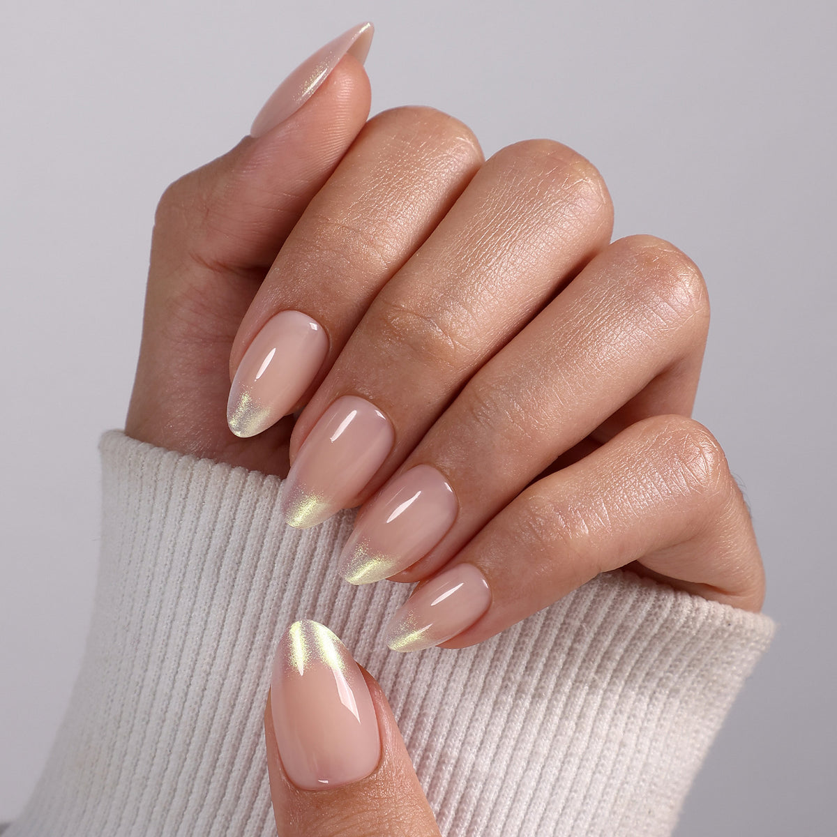 Auric Blush Puntas francesas doradas — Almendra corta, vista del producto en la mano 2 | SHANGMENG®