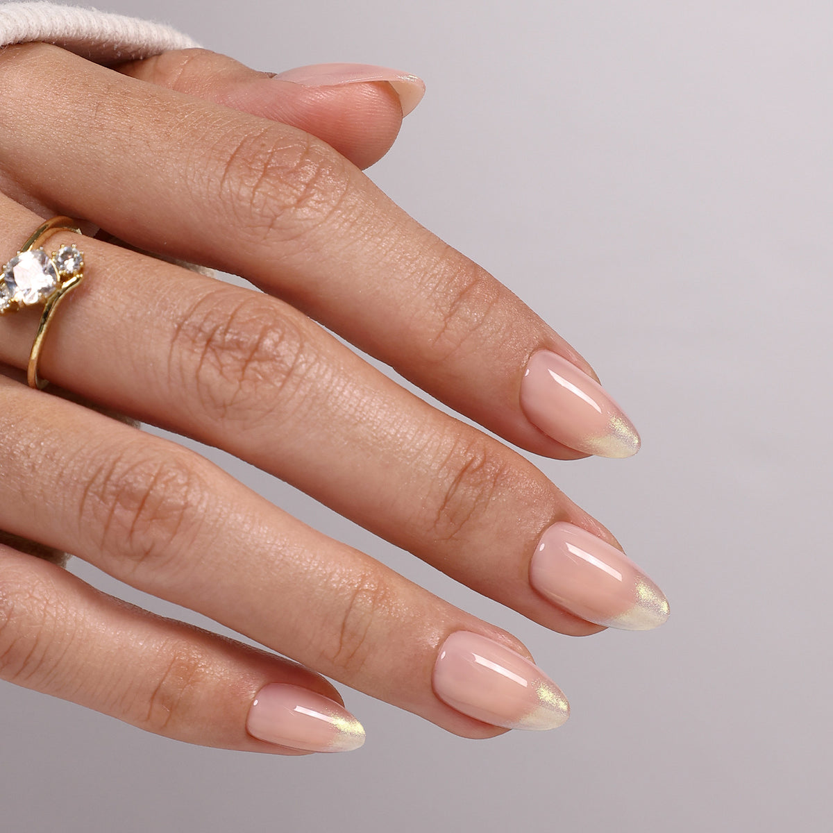 Auric Blush Puntas francesas doradas — Almendra corta vista del producto en la mano 3 | SHANGMENG®