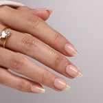 Auric Blush Puntas francesas doradas — Almendra corta vista del producto en la mano 3 | SHANGMENG®