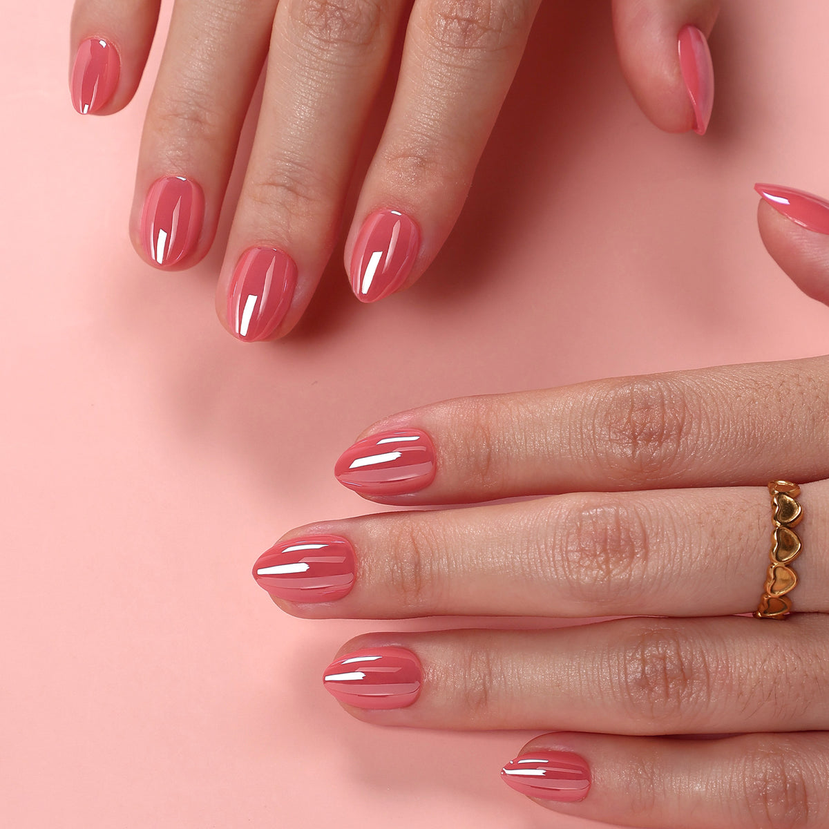 Guava Blush Chrom — Extrakurze Mandelform, beide Hände ruhen auf rosafarbenem Hintergrund | SHANGMENG®