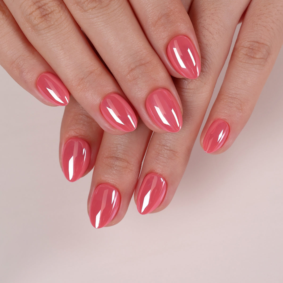 Guava Blush Chrom — Extrakurze Mandelform, Draufsicht auf beide Hände mit sichtbarer kurzer Länge | SHANGMENG®