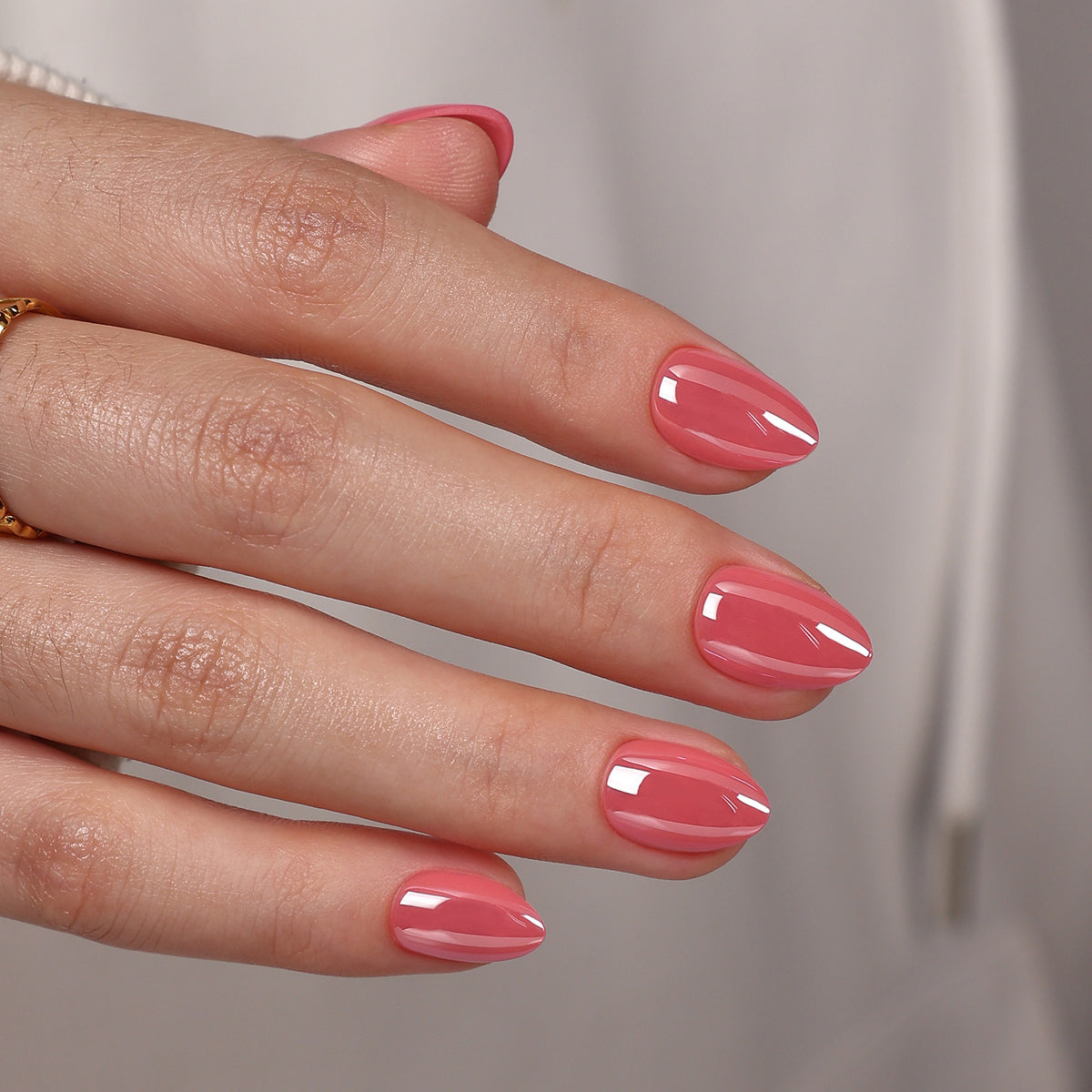 Guava Blush Chrom — Extrakurze Mandelform, Seitenansicht der Finger mit Chromglanz | SHANGMENG®