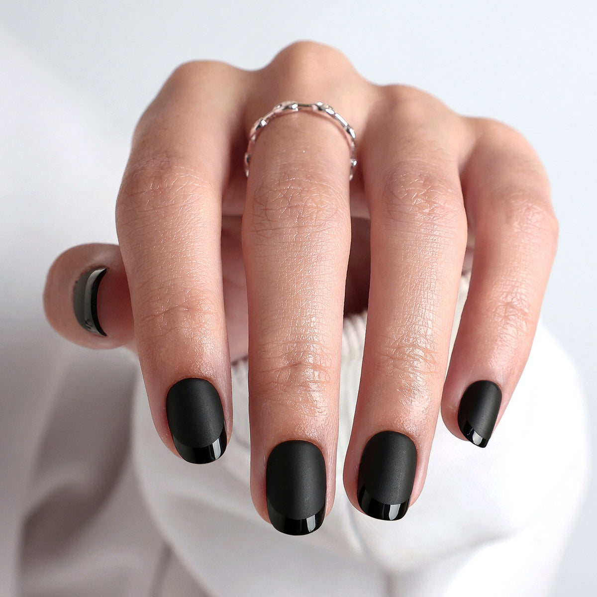 Ink Francesa negra mate — Cuadradas extra cortas vista frontal de la mano | SHANGMENG