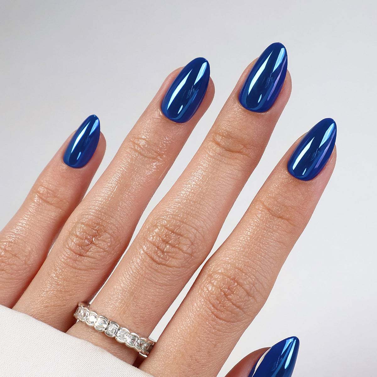 Liquid Cobalt Blu cromato — Mandorla corta, vista del prodotto indossato sulla mano 2 | SHANGMENG®