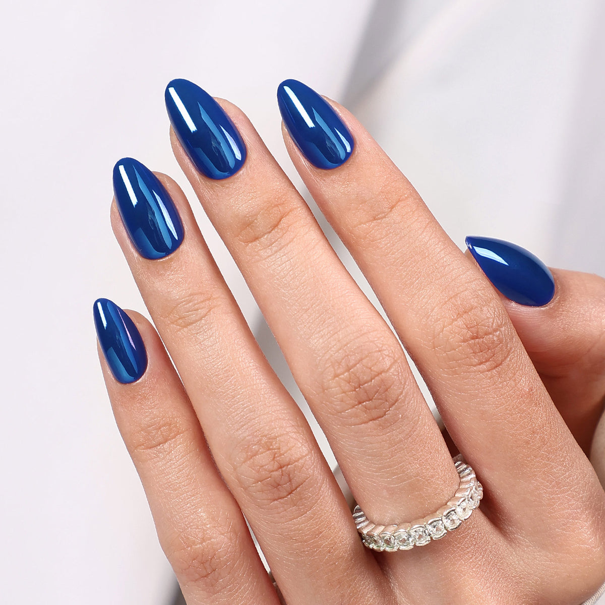 Liquid Cobalt azul cromado — Almendra corta, vista del producto en la mano 3 | SHANGMENG®