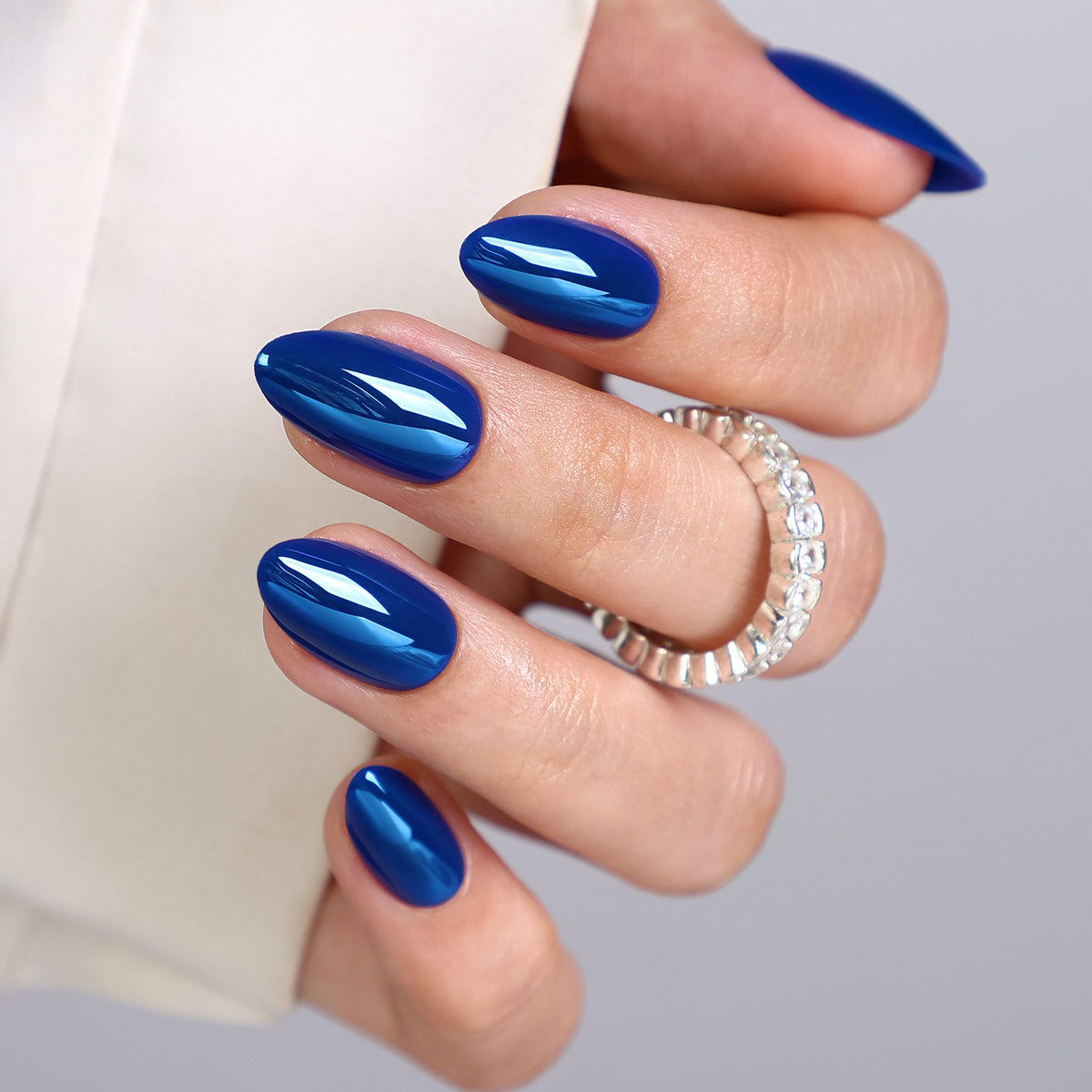 Liquid Cobalt azul cromado — Almendra corta vista del producto en la mano 4 | SHANGMENG®
