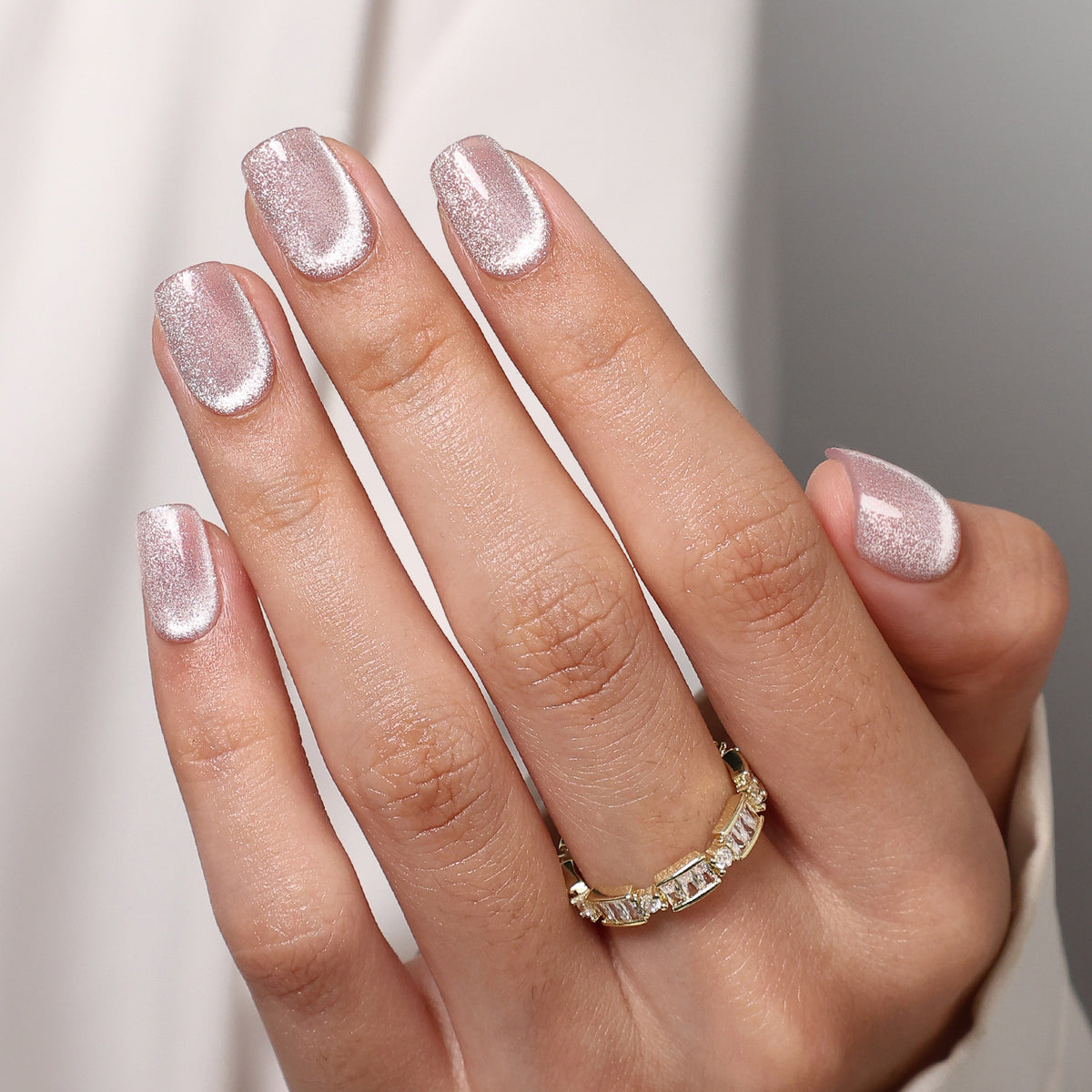 Lunar Arc Cat Eye Silver Short Square Press-On Nails hand model detail | SHANGMENG®