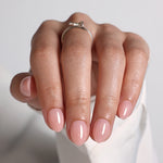 Soft Whisper Nude unhas press-on amendoadas extra curtas: vista em leque do dorso da mão | SHANGMENG®