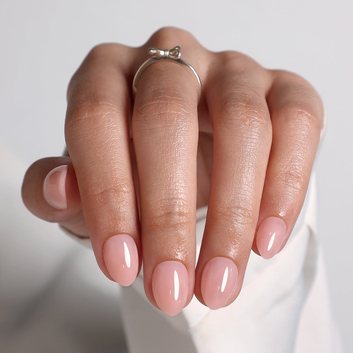 Soft Whisper Nude unhas press-on amendoadas extra curtas: vista em leque do dorso da mão | SHANGMENG®