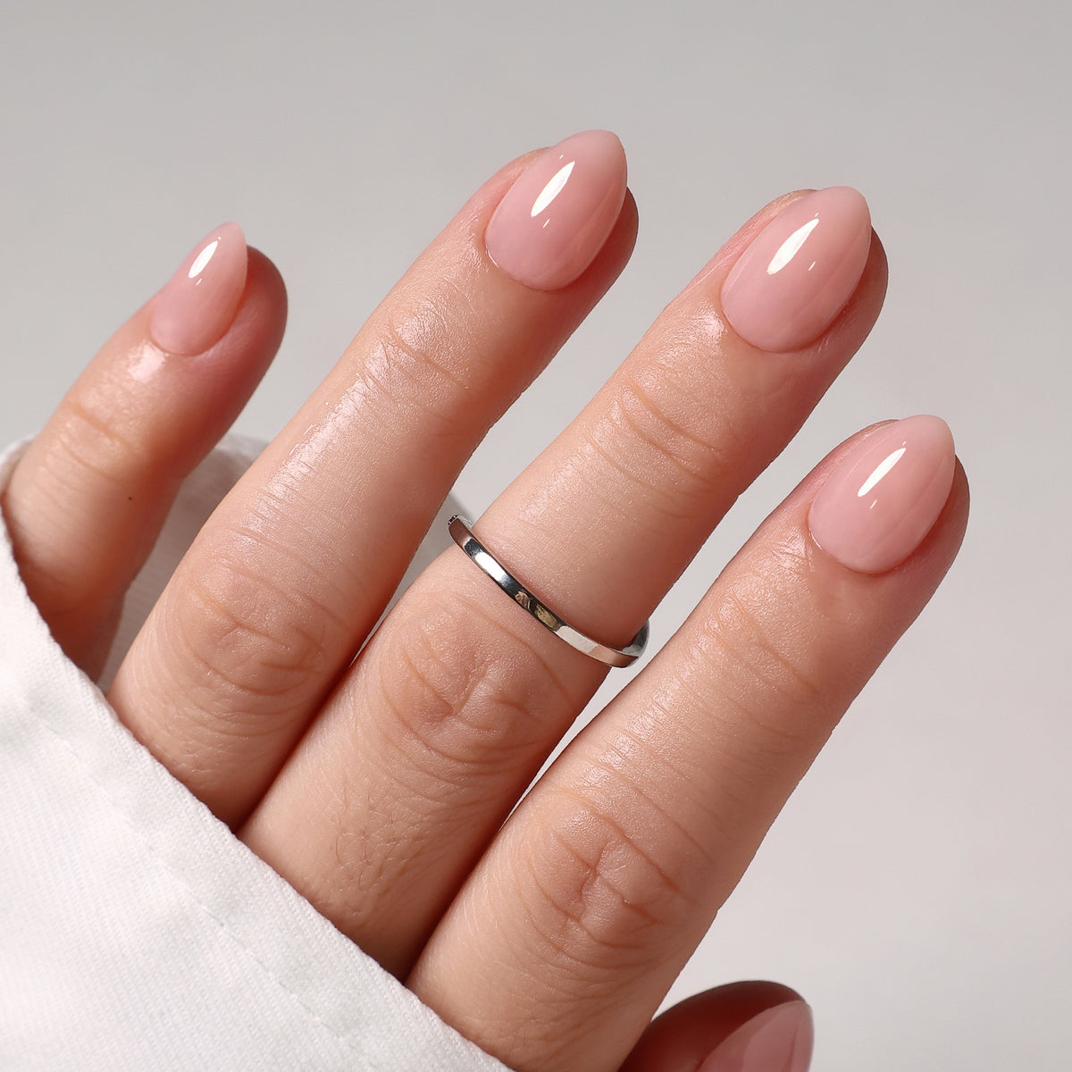 Soft Whisper Nude unhas press-on amendoadas extra curtas: vista detalhada na mão | SHANGMENG®