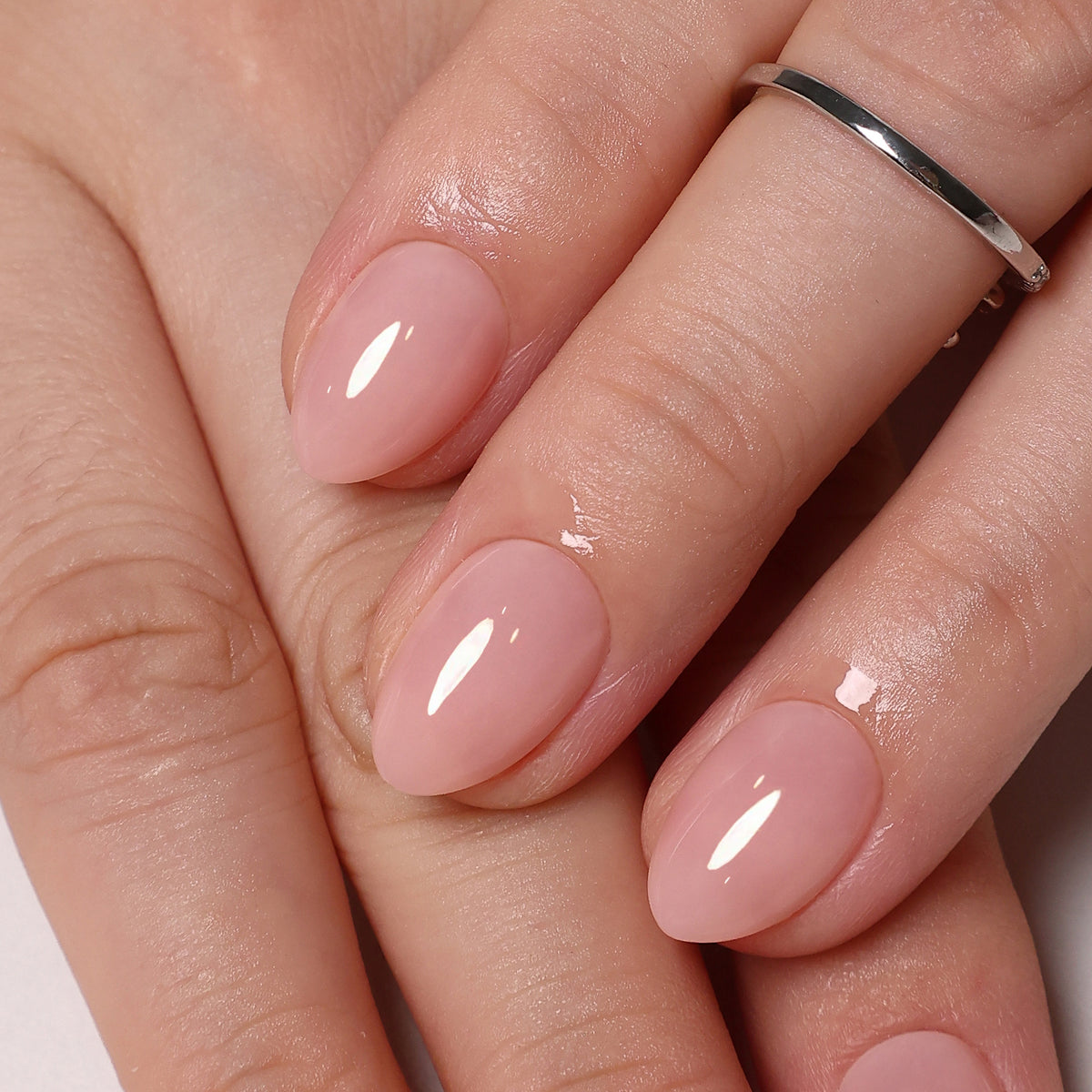 Soft Whisper Nude unhas press-on amendoadas extra curtas: vista detalhada da superfície da unha | SHANGMENG®