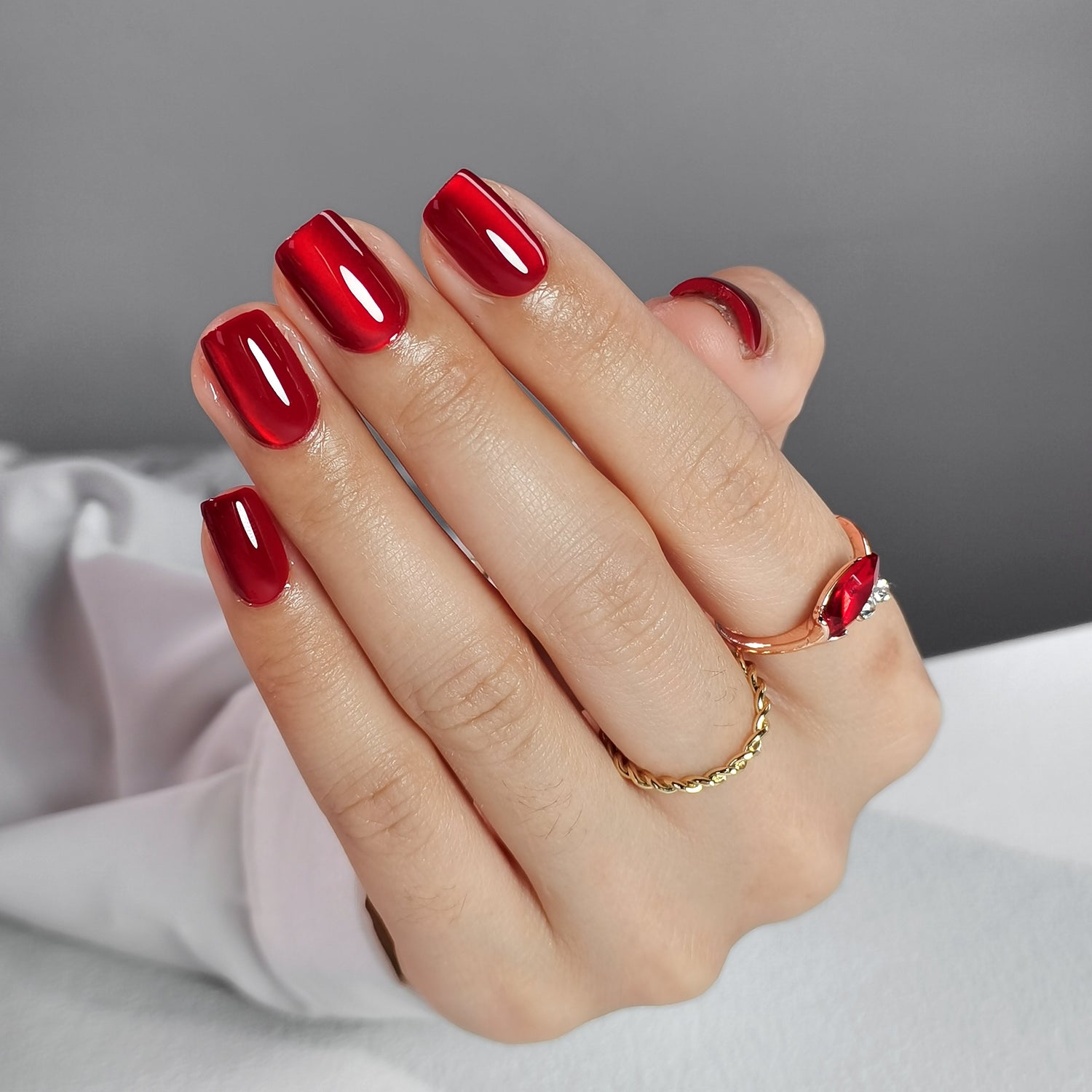 Rotes Katzenaugen-Set für kurze, quadratische Nägel