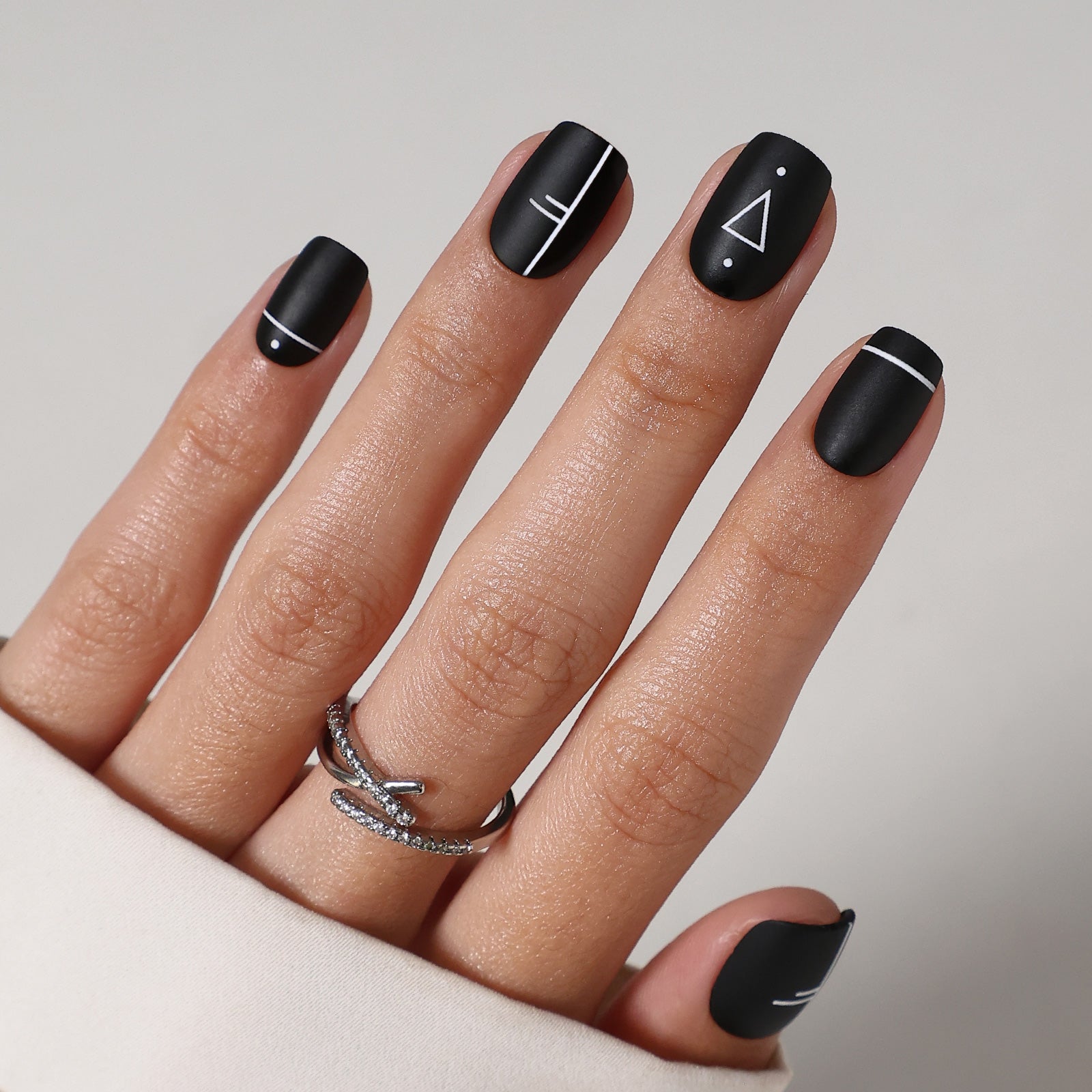 Op Art Mini Matte Black Short Square Press-On Nails craft detail view | SHANGMENG®
