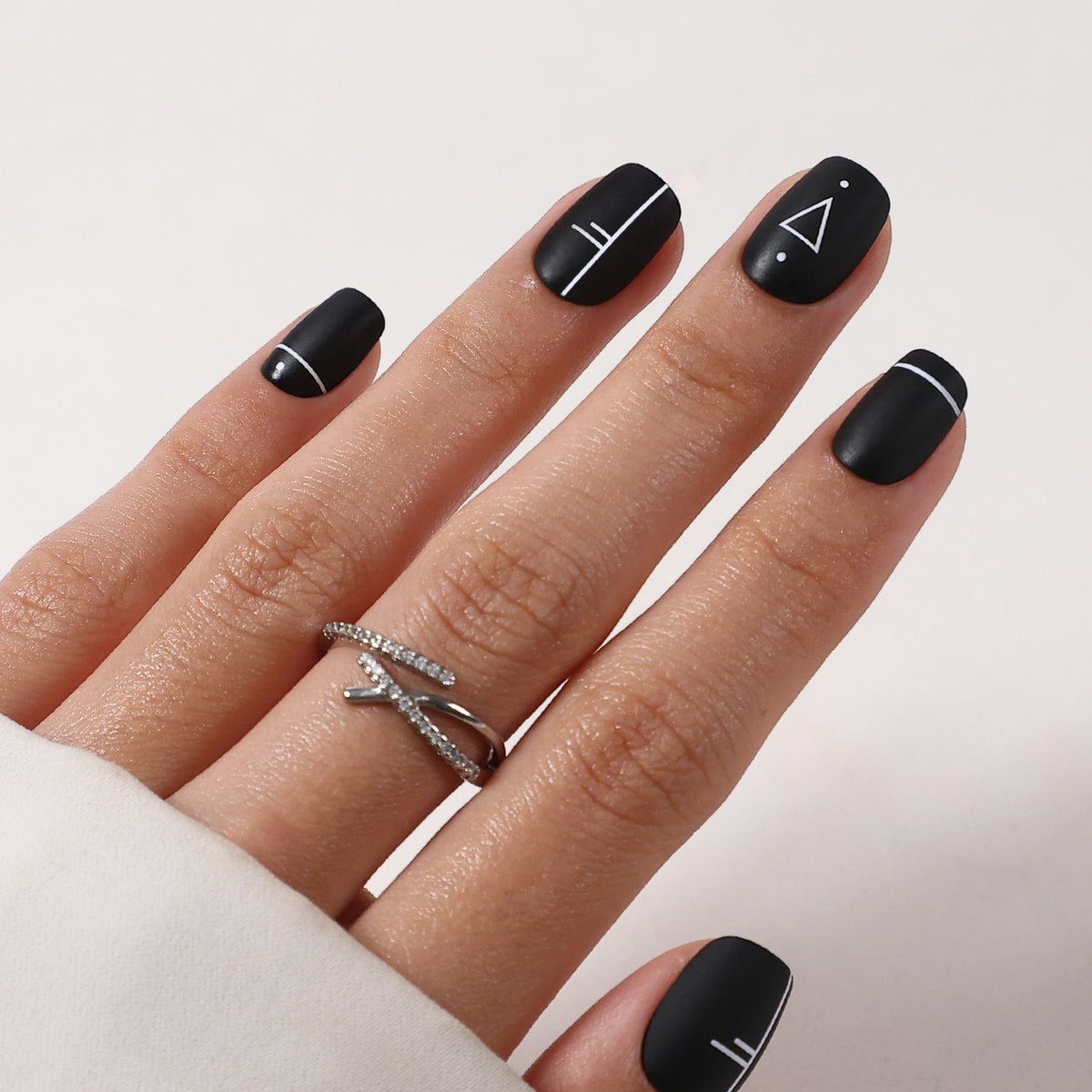 Op Art Mini Matte Black Short Square Press-On Nails finish close-up on hand | SHANGMENG®