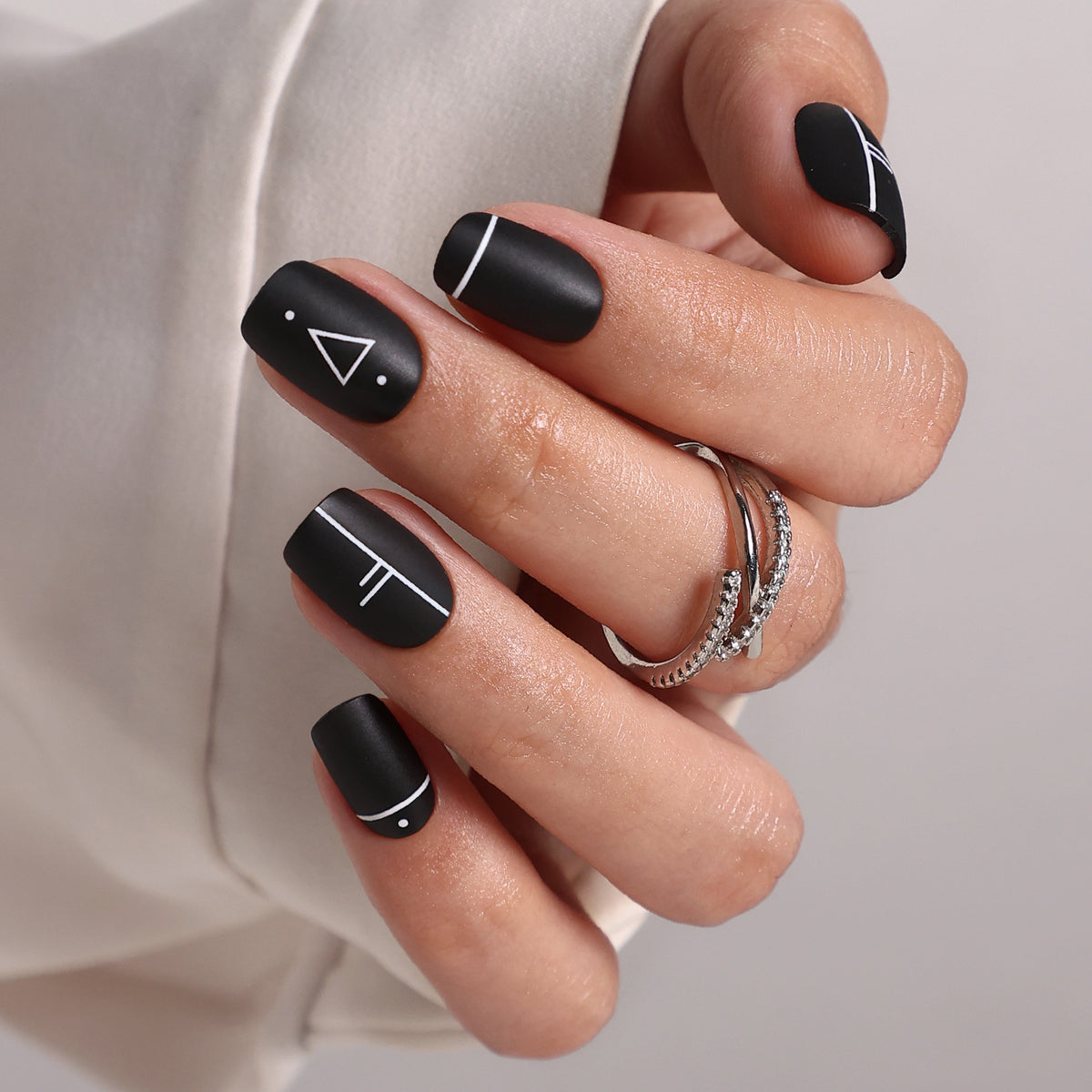 Op Art Mini Matte Black Short Square Press-On Nails hand model detail | SHANGMENG®