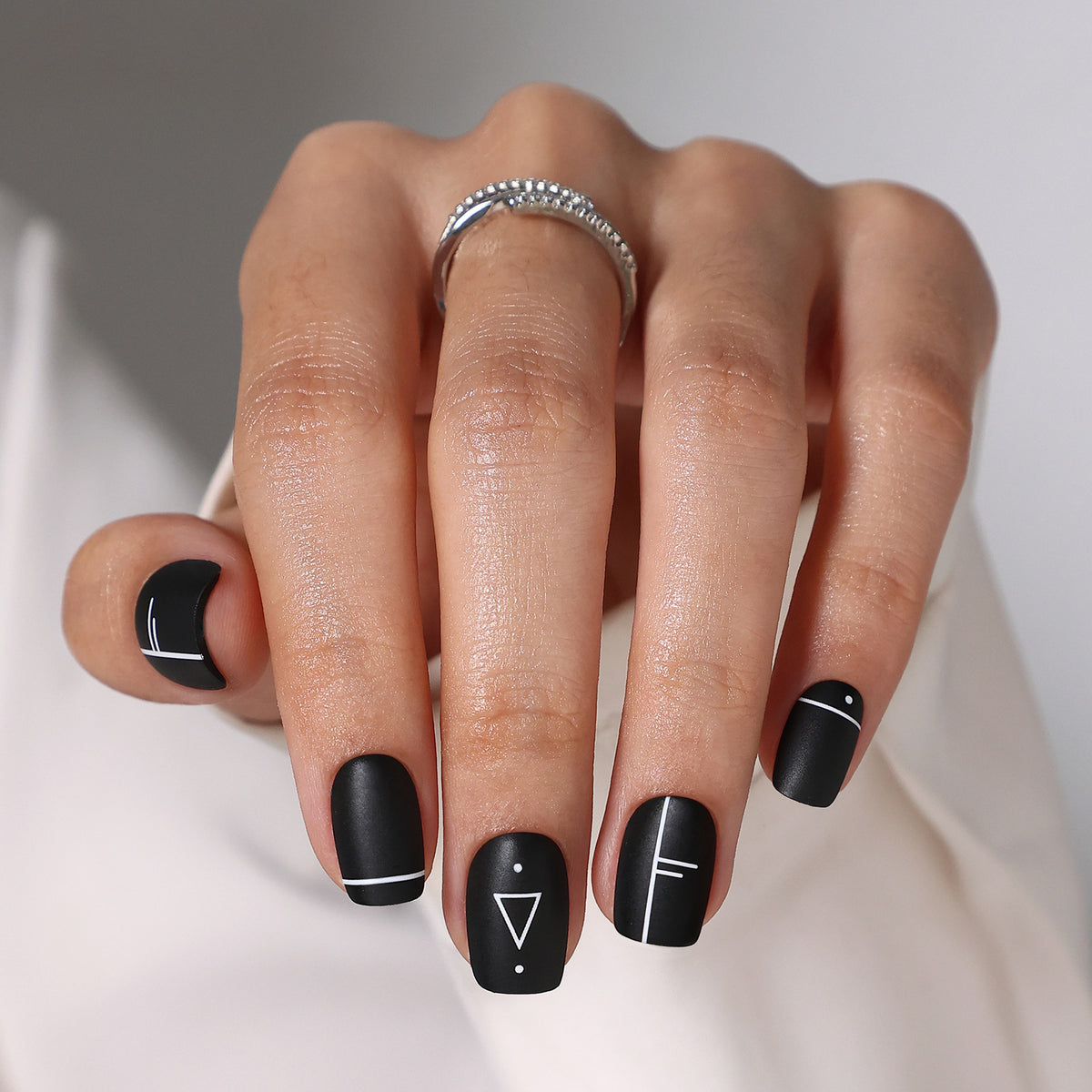 Op Art Mini Matte Black Short Square Press-On Nails main hand model view | SHANGMENG®