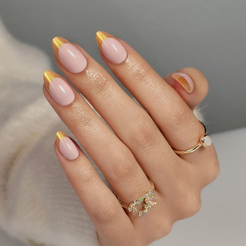 Kurze Press-On-Nägel mit rotgoldener Spitze im French Tip-Stil