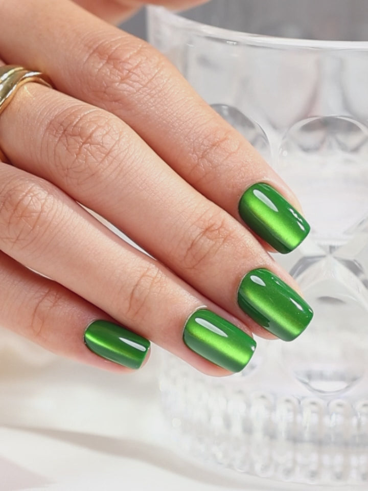 Cat Eye Green Emerald Square Gel Nails single nail closeup finish | SHANGMENG®