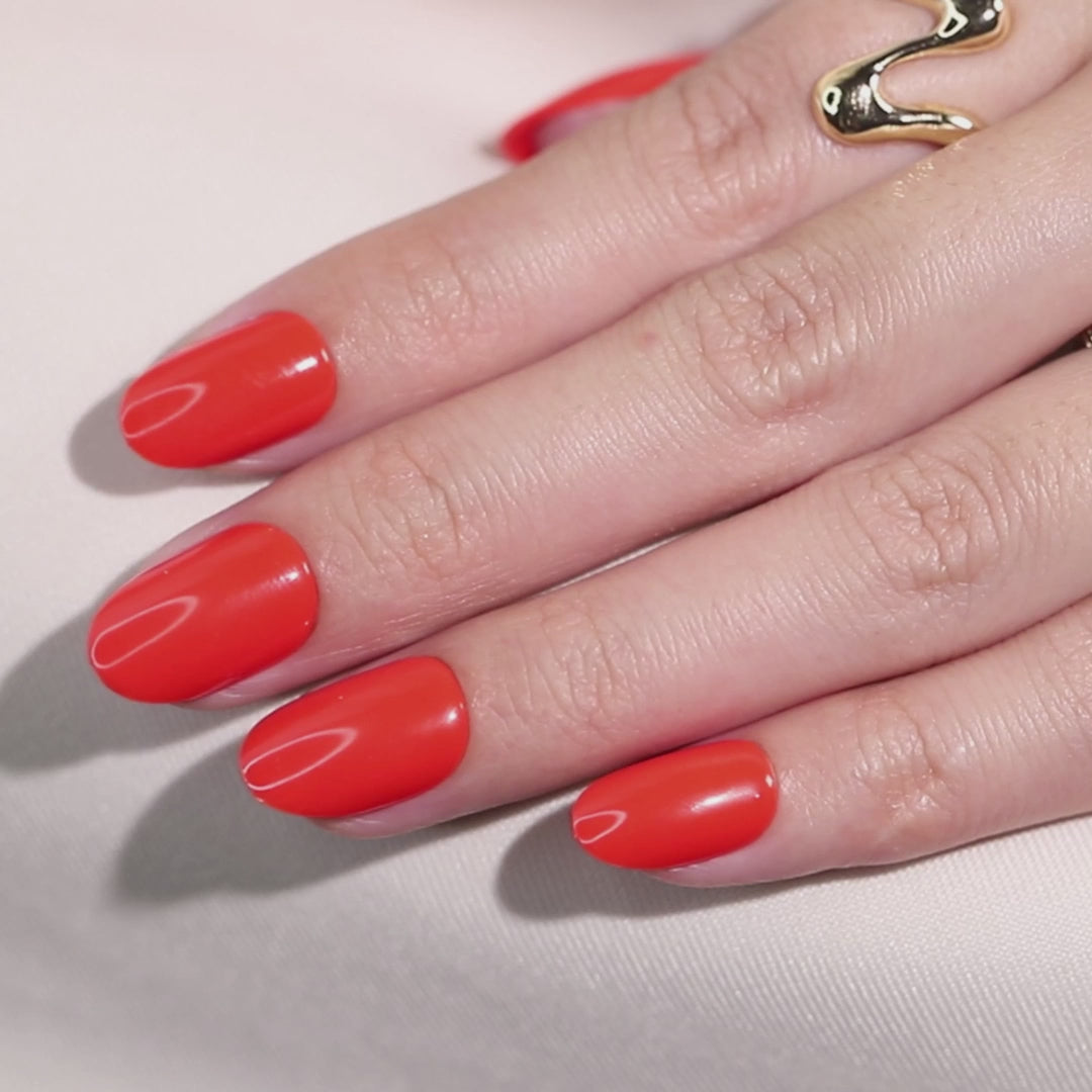 Tomato Red Short Oval Press-on Nails close up detail | SHANGMENG®